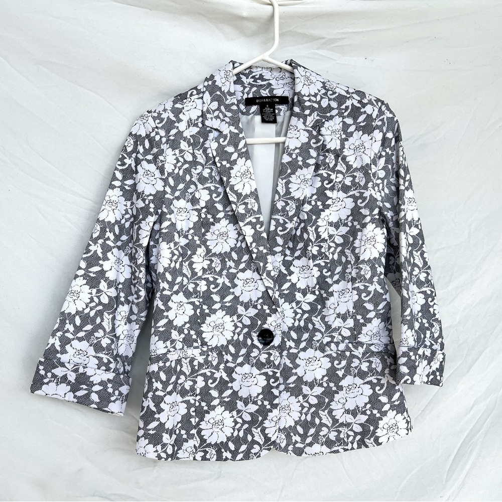 B&W quarter sleeve floral blazer